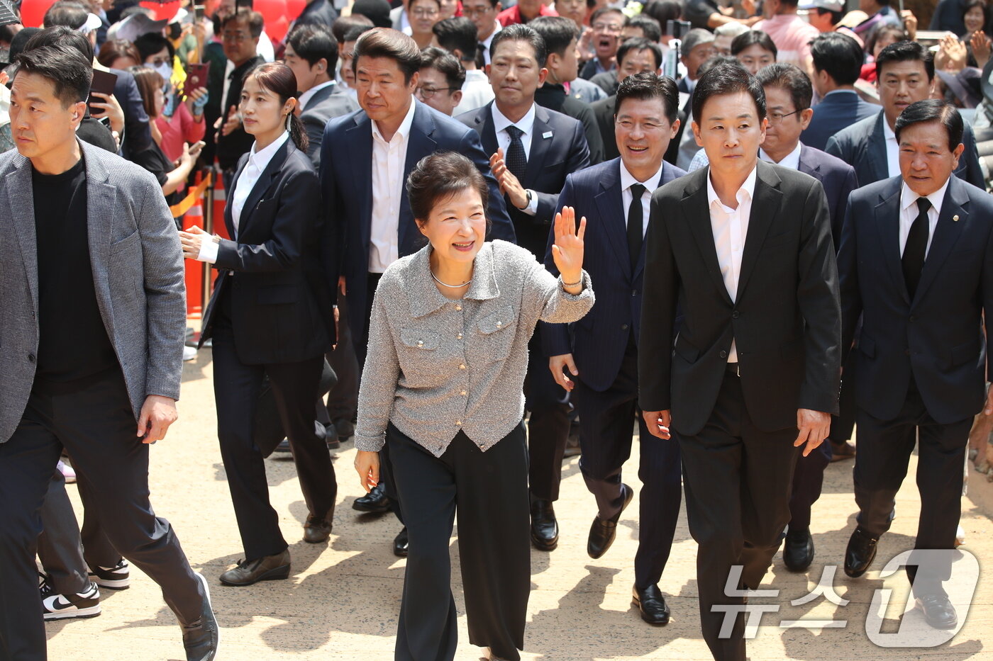 본문 이미지 - 박근혜 전 대통령이 27일 오전 경북 구미시 상모동에 있는 부친 고&#40;故&#41; 박정희 대통령 생가를 찾아 환영 나온 지지자들을 향해 손을 흔들고 있다. 2025.5.27/뉴스1 ⓒ News1 공정식 기자