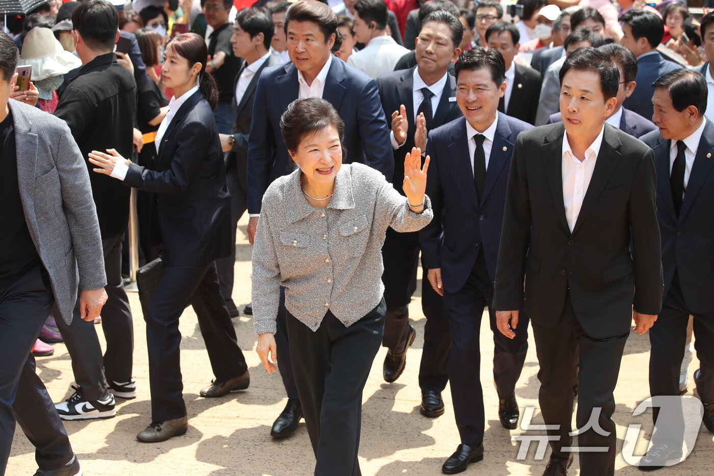 본문 이미지 - 박근혜 전 대통령이 27일 오전 경북 구미시 상모동에 있는 부친 고&#40;故&#41; 박정희 대통령 생가를 찾아 환영 나온 지지자들을 향해 손을 흔들고 있다. 2025.5.27/뉴스1 ⓒ News1 공정식 기자