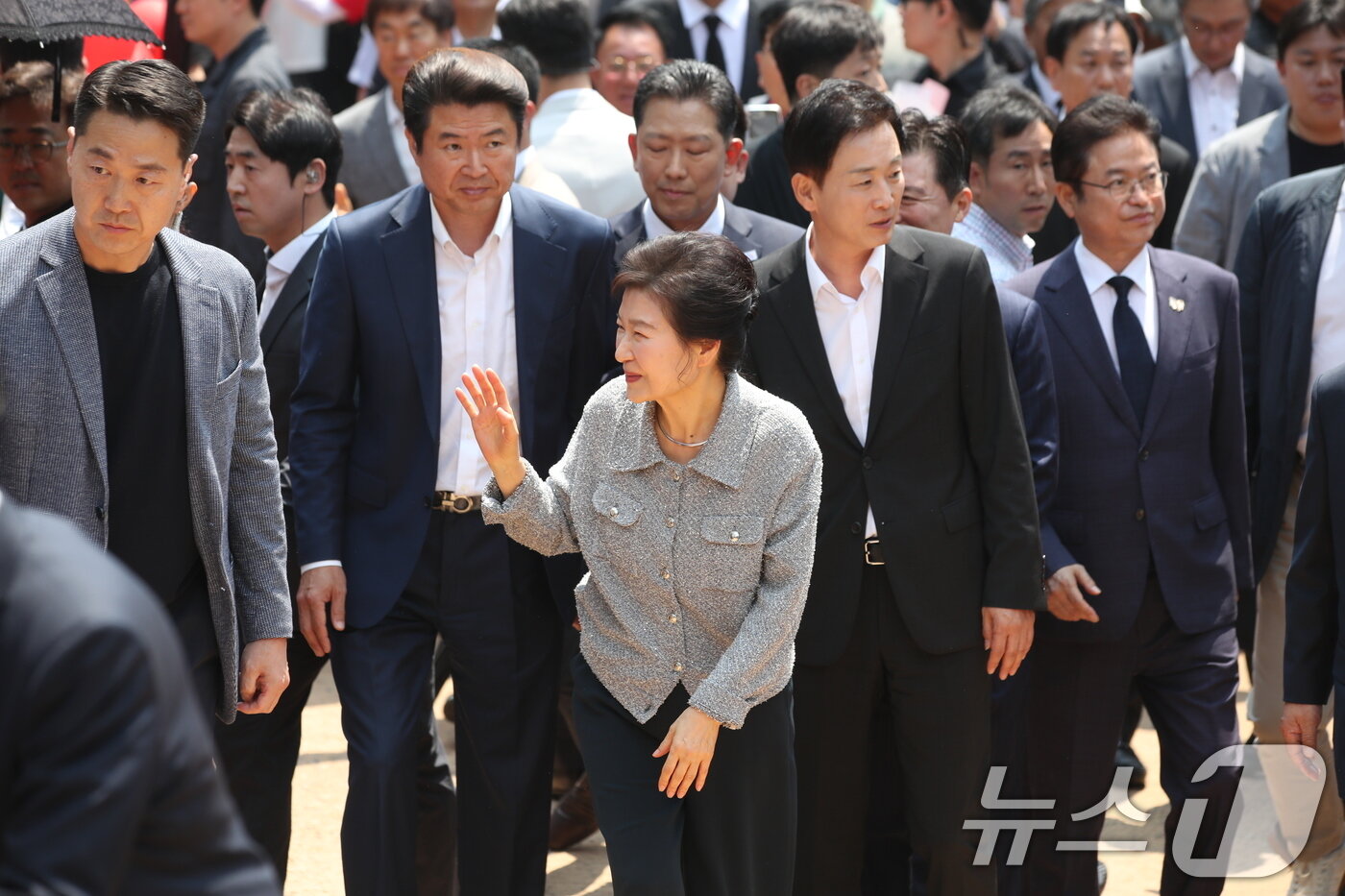 본문 이미지 - 박근혜 전 대통령이 27일 오전 경북 구미시 상모동에 있는 부친 고&#40;故&#41; 박정희 대통령 생가를 찾아 환영 나온 지지자들을 향해 손을 흔들고 있다. 2025.5.27/뉴스1 ⓒ News1 공정식 기자