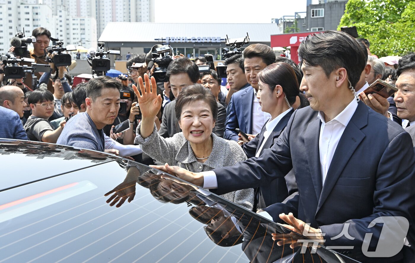 본문 이미지 - 박근혜 전 대통령이 27일 오전 경북 구미시 상모동에 있는 부친 고&#40;故&#41; 박정희 대통령 생가를 방문하고 있다. 2025.5.27/뉴스1 ⓒ News1 공정식 기자