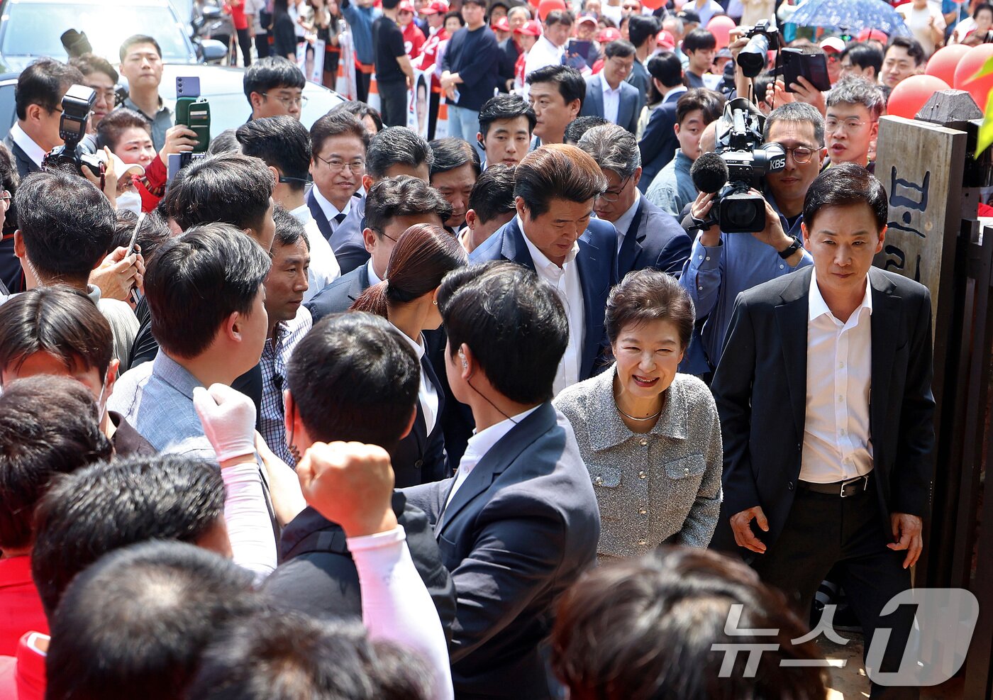 본문 이미지 - 박근혜 전 대통령이 27일 오전 경북 구미시 상모동에 있는 부친 고&#40;故&#41; 박정희 대통령 생가를 방문하고 있다. 2025.5.27/뉴스1 ⓒ News1 공정식 기자