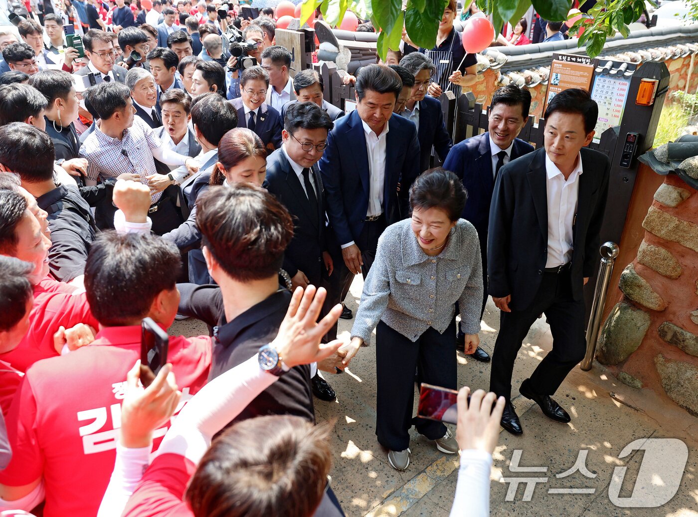 본문 이미지 - 박근혜 전 대통령이 27일 오전 경북 구미시 상모동에 있는 부친 고&#40;故&#41; 박정희 대통령 생가를 방문하고 있다. 2025.5.27/뉴스1 ⓒ News1 공정식 기자