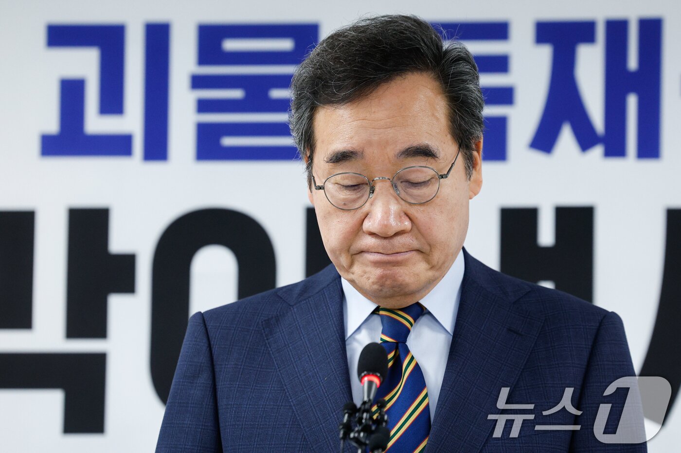 본문 이미지 - 이낙연 새미래민주당 상임고문이 27일 서울 여의도 당사에서 김문수 국민의힘 대통령 후보와의 개헌·공동정부 연대와 김 후보 지지를 선언하며 기자회견을 하고 있다.  2025.5.27/뉴스1 ⓒ News1 안은나 기자