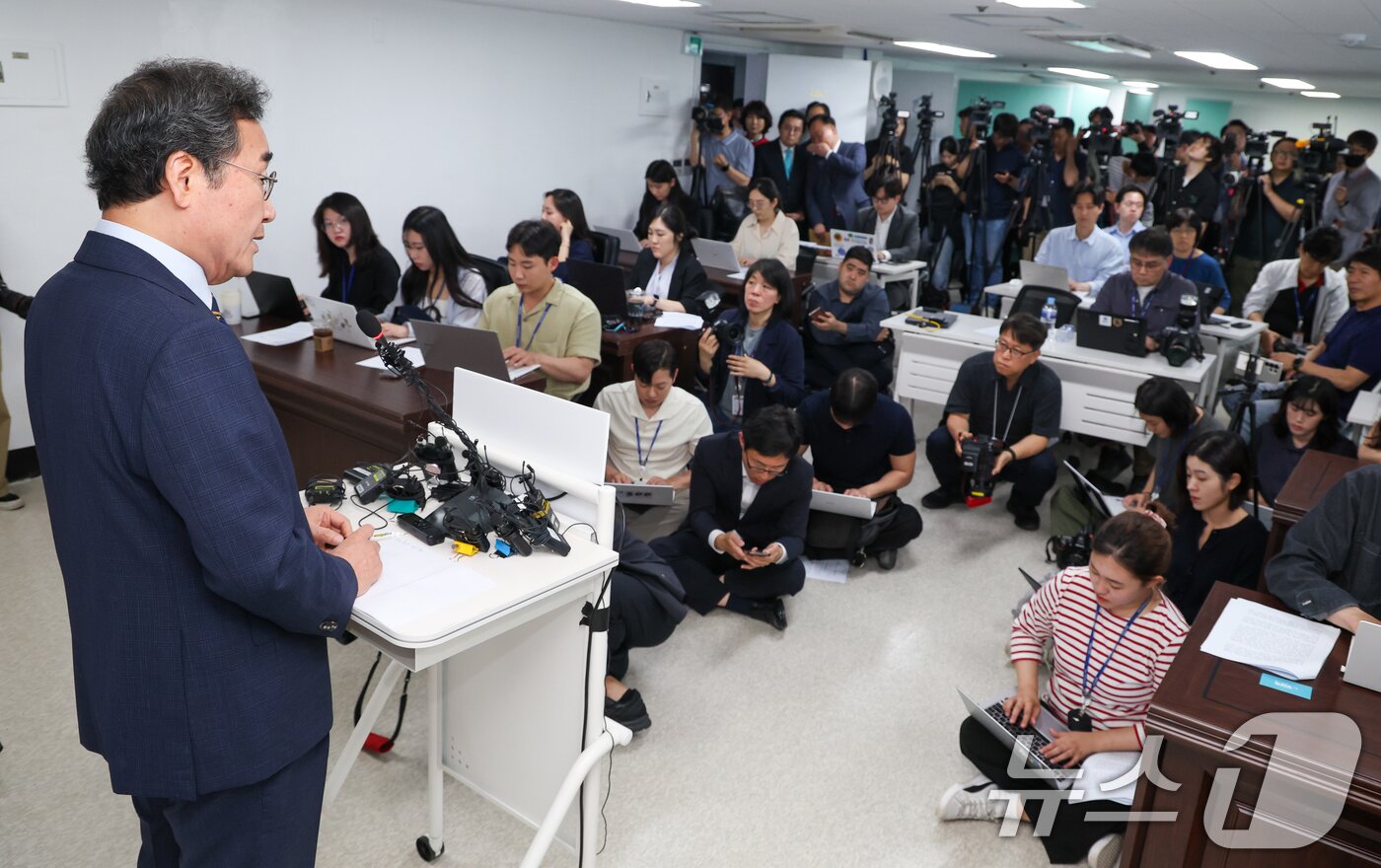 본문 이미지 - 이낙연 새미래민주당 상임고문이 27일 서울 여의도 당사에서 김문수 국민의힘 대통령 후보와의 개헌·공동정부 연대와 김 후보 지지를 선언하며 기자회견을 하고 있다. 2025.5.27/뉴스1 ⓒ News1 안은나 기자