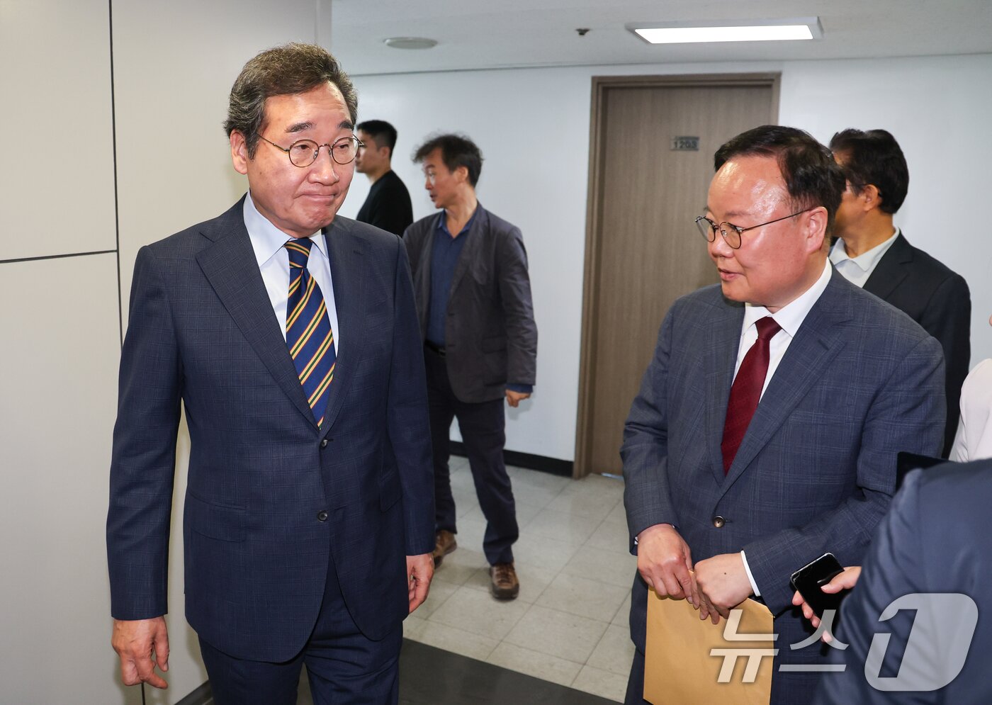 본문 이미지 - 이낙연 새미래민주당 상임고문이 27일 서울 여의도 당사에서 김문수 국민의힘 대통령 후보와의 개헌·공동정부 연대와 김 후보 지지를 선언하며 기자회견을 마친 뒤 이석하고 있다. 오른쪽은 김 후보측 김재원 비서실장. 2025.5.27/뉴스1 ⓒ News1 안은나 기자