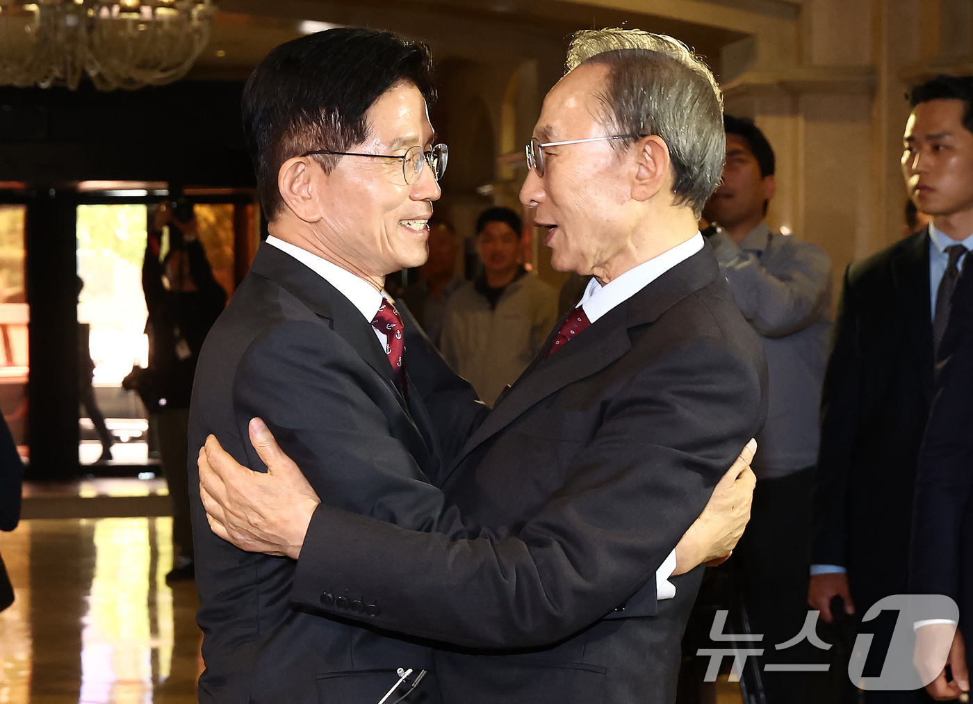 (서울=뉴스1) 김민지 기자 = 김문수 국민의힘 대통령 후보와 이명박 전 대통령이 27일 서울 여의도의 한 호텔에서 회동하고 있다. 2025.5.27/뉴스1