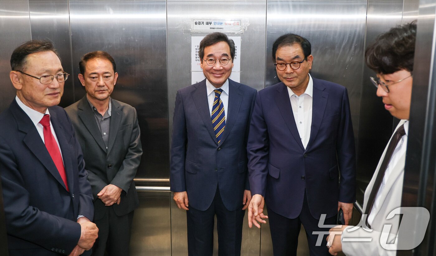 본문 이미지 - 이낙연 새미래민주당 상임고문이 27일 서울 여의도 당사에서 김문수 국민의힘 대통령 후보와의 개헌·공동정부 연대와 김 후보 지지를 선언하며 기자회견을 마친 뒤 승강기에 타고 있다2025.5.27/뉴스1 ⓒ News1 안은나 기자