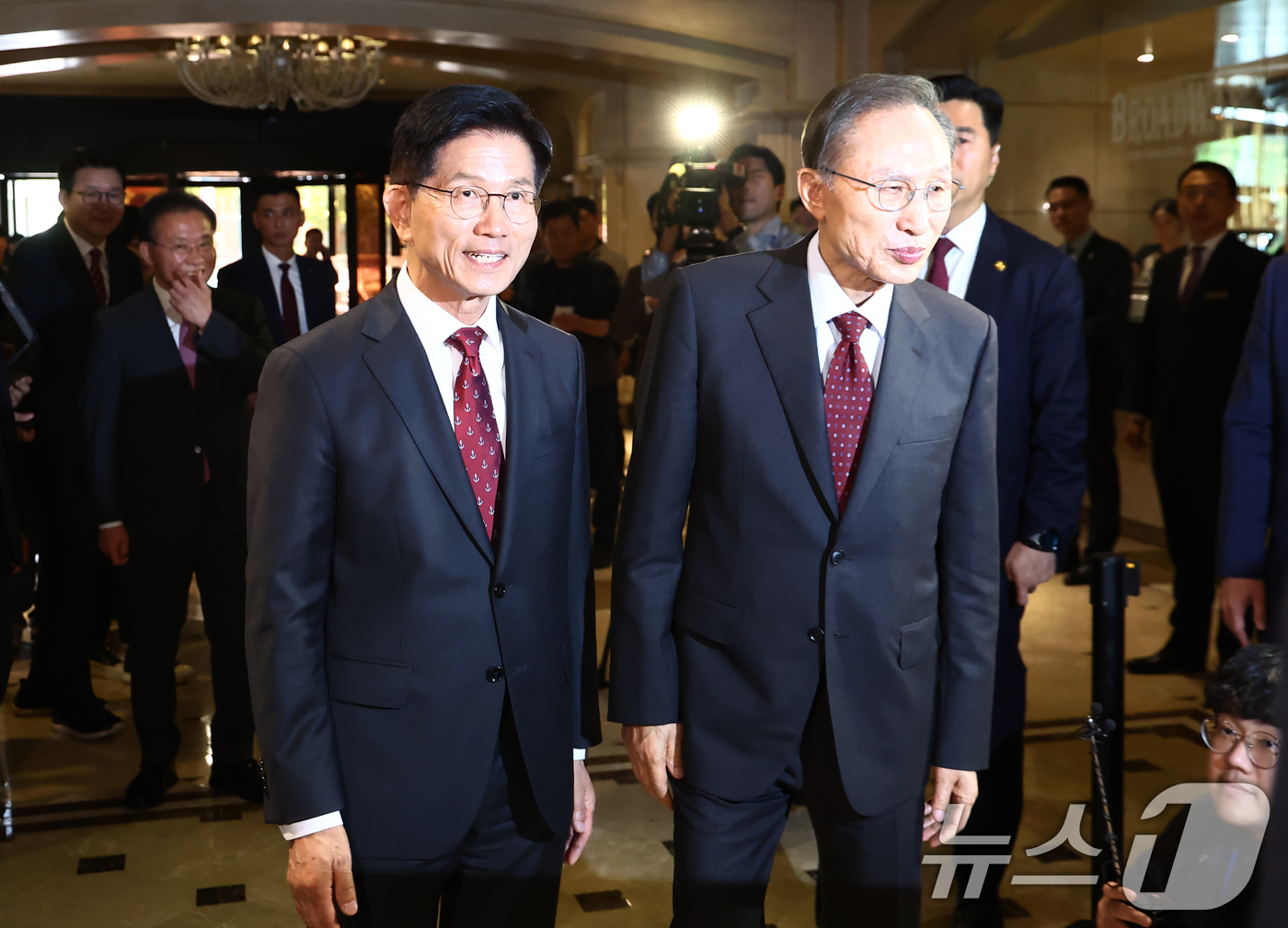 (서울=뉴스1) 김민지 기자 = 김문수 국민의힘 대통령 후보와 이명박 전 대통령이 27일 서울 여의도의 한 호텔에서 회동하고 있다. 2025.5.27/뉴스1