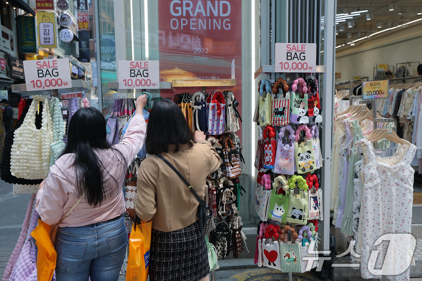 (서울=뉴스1) 박정호 기자 = 얼어붙은 소비 심리가 비상계엄 이전 수준을 회복한 것으로 나타난 27일 서울 중구 명동을 찾은 내외국인들이 쇼핑과 식당 등을 이용하고 있다.한국은행 …