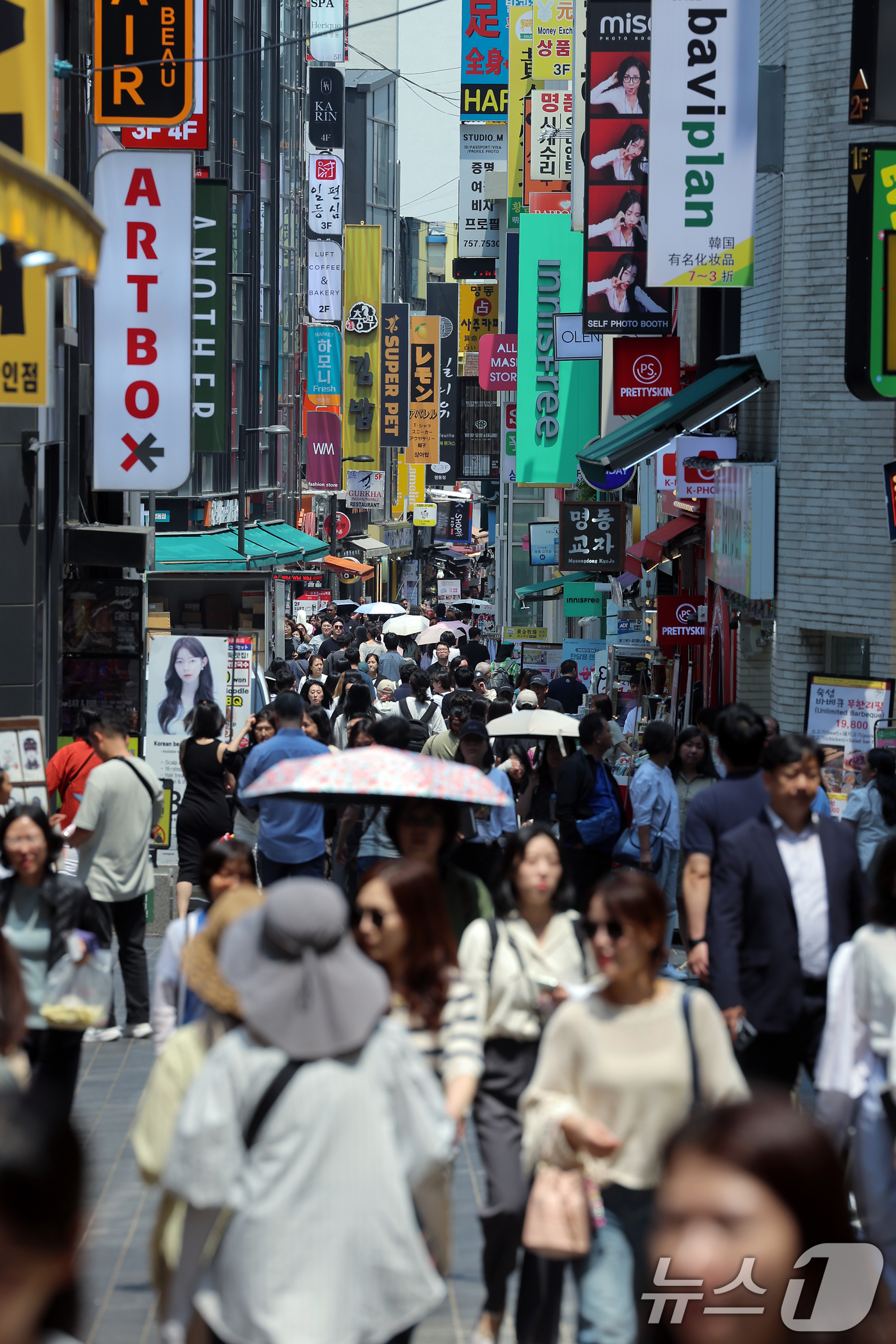 (서울=뉴스1) 박정호 기자 = 얼어붙은 소비 심리가 비상계엄 이전 수준을 회복한 것으로 나타난 27일 서울 중구 명동을 찾은 내외국인들이 쇼핑과 식당 등을 이용하고 있다.한국은행 …