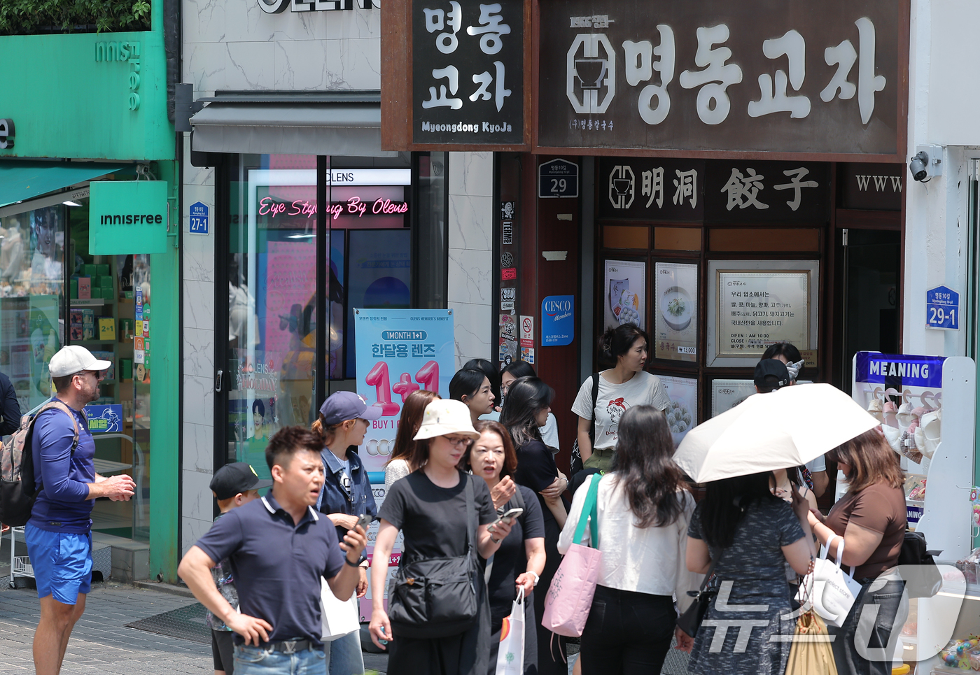 (서울=뉴스1) 박정호 기자 = 얼어붙은 소비 심리가 비상계엄 이전 수준을 회복한 것으로 나타난 27일 서울 중구 명동을 찾은 내외국인들이 쇼핑과 식당 등을 이용하고 있다.한국은행 …
