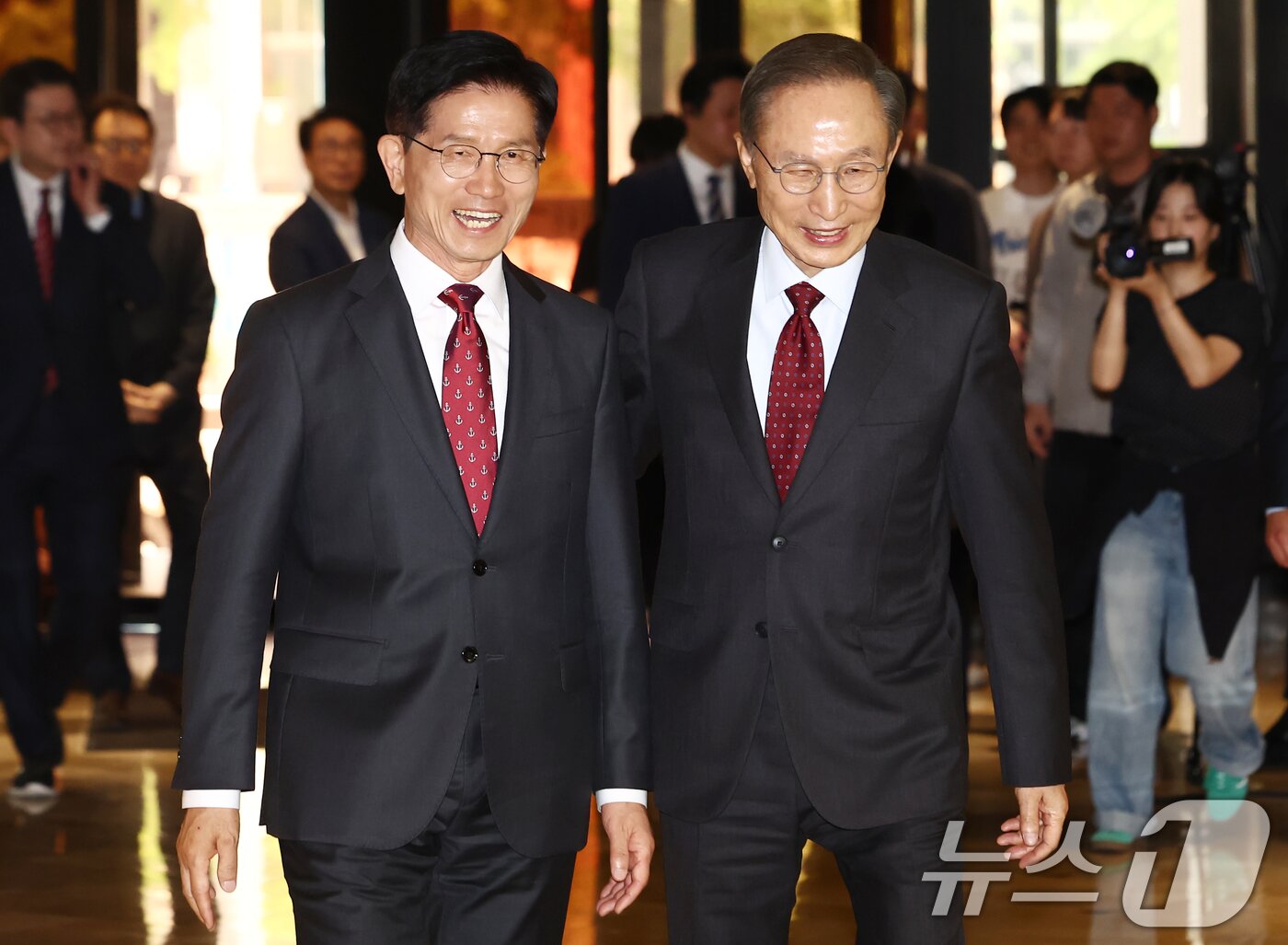 본문 이미지 - 김문수 국민의힘 대통령 후보와 이명박 전 대통령이 27일 서울 여의도의 한 호텔에서 회동하고 있다. 2025.5.27/뉴스1 ⓒ News1 김민지 기자