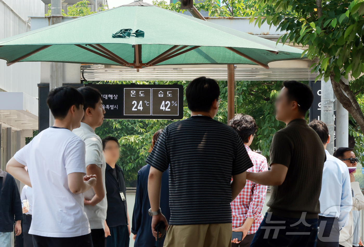 (서울=뉴스1) 김진환 기자 = 낮 기온이 최고 28도까지 오르며 초여름 날씨를 보인 27일 서울 영등포구 여의도 한강공원을 찾은 시민들이 더위를 식히고 있다. 2025.5.27/ …