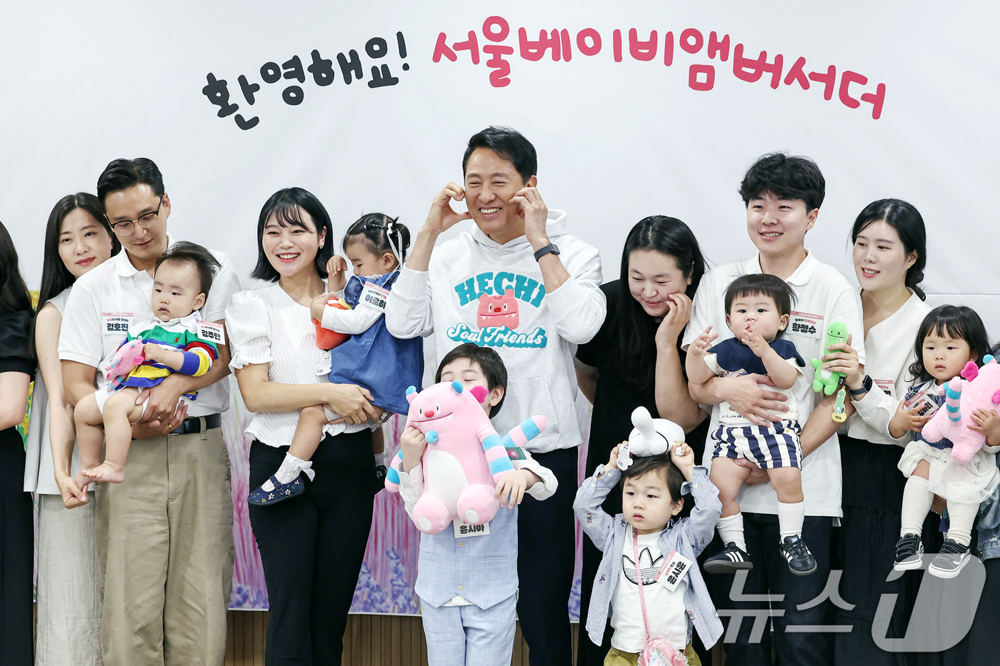 (서울=뉴스1) 민경석 기자 = 오세훈 서울시장이 27일 오전 서울 중구 서울시청에서 열린 '탄생응원프로젝트 서울 베이비 엠버서더 간담회'에서 베이비 엠버서더 가족들과 함께 기념촬 …