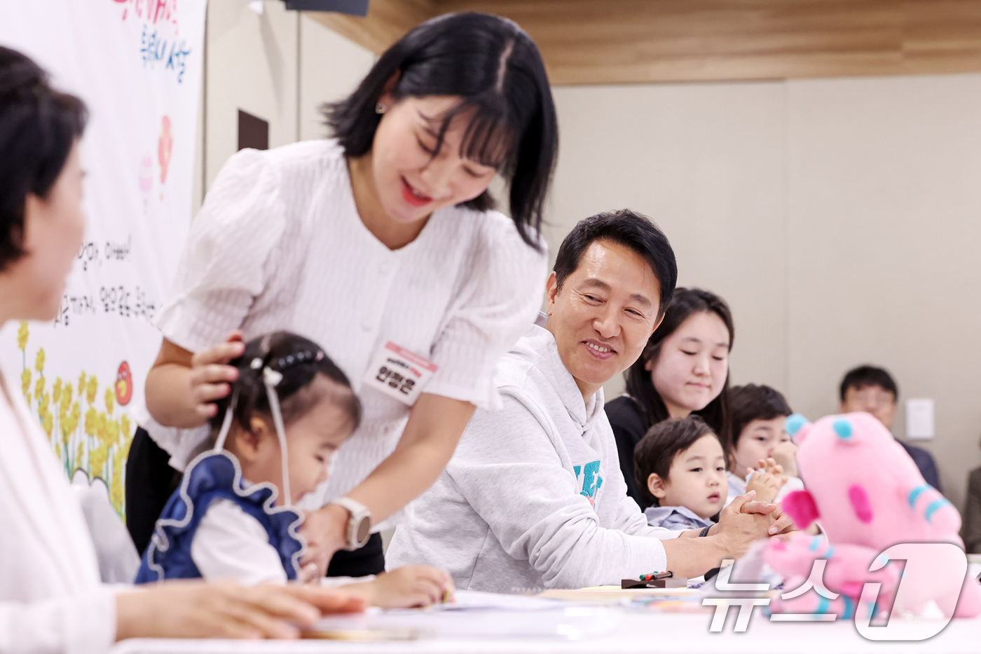(서울=뉴스1) 민경석 기자 = 오세훈 서울시장이 27일 오전 서울 중구 서울시청에서 열린 '탄생응원프로젝트 서울 베이비 엠버서더 간담회'에 참석해 베이비 엠버서더 가족들의 인사를 …