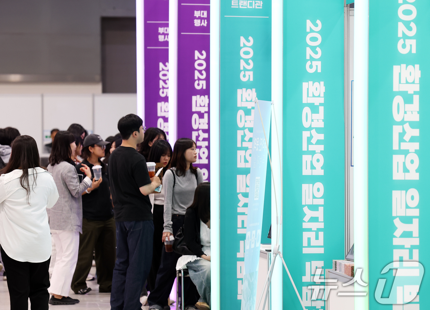 (서울=뉴스1) 오대일 기자 = 27일 서울 서초구 aT센터에서 열린 2025 환경산업 일자리 박람회에서 참가자들이 채용 상담을 위해 길게 줄을 늘어서 있다.우수 환경 기업과 구직 …