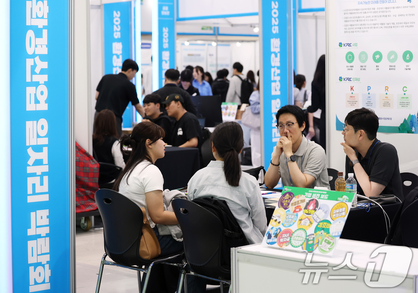 (서울=뉴스1) 오대일 기자 = 27일 서울 서초구 aT센터에서 열린 2025 환경산업 일자리 박람회에서 참가자들이 채용 부스에서 상담을 받고 있다.우수 환경 기업과 구직자들이 현 …