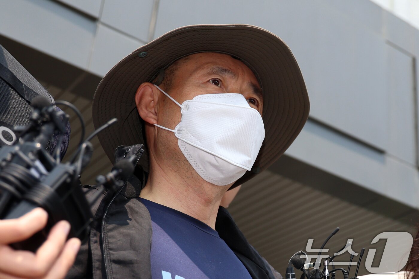 본문 이미지 - 금전 문제로 갈등을 빚은 지인과 평소 앙심을 품었던 이웃 등 4명을 살상한 혐의로 체포된 피의자 차철남&#40;56·중국 국적&#41;이 27일 오전 경기 시흥경찰서에서 검찰로 송치되고 있다. 2025.5.27/뉴스1 ⓒ News1 황기선 기자