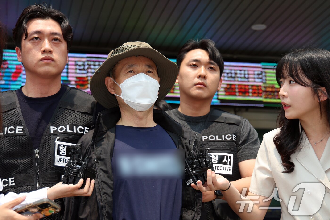 본문 이미지 - 금전 문제로 갈등을 빚은 지인과 평소 앙심을 품었던 이웃 등 4명을 살상한 혐의로 체포된 피의자 차철남&#40;56·중국 국적&#41;이 27일 오전 경기 시흥경찰서에서 검찰로 송치되고 있다. 2025.5.27/뉴스1 ⓒ News1 황기선 기자