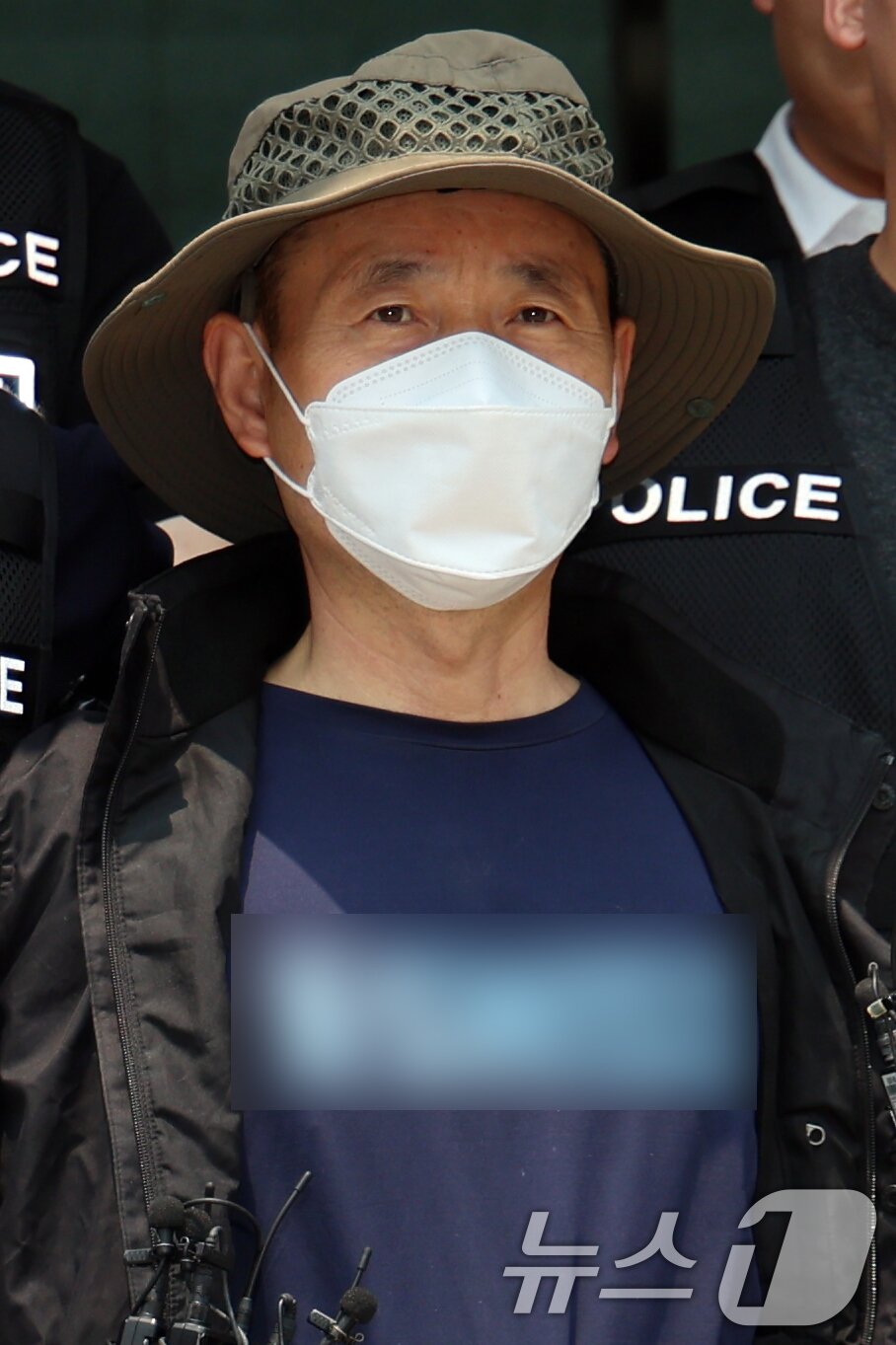 본문 이미지 - 금전 문제로 갈등을 빚은 지인과 평소 앙심을 품었던 이웃 등 4명을 살상한 혐의로 체포된 피의자 차철남&#40;56·중국 국적&#41;이 27일 오전 경기 시흥경찰서에서 검찰로 송치되고 있다. 2025.5.27/뉴스1 ⓒ News1 황기선 기자