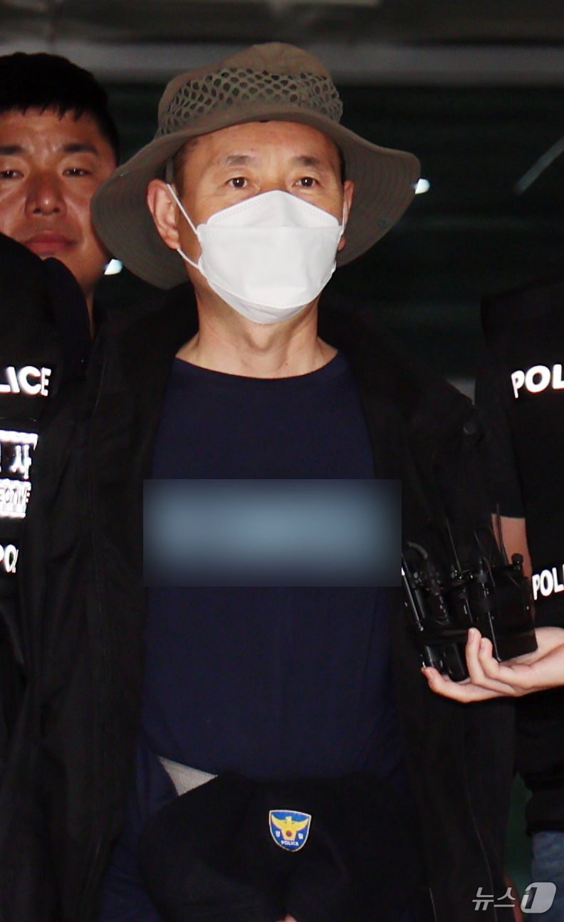 (시흥=뉴스1) 황기선 기자 = 금전 문제로 갈등을 빚은 지인과 평소 앙심을 품었던 이웃 등 4명을 살상한 혐의로 체포된 피의자 차철남(56·중국 국적)이 27일 오전 경기 시흥경 …