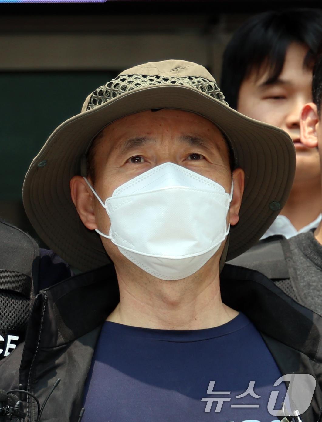 (시흥=뉴스1) 황기선 기자 = 금전 문제로 갈등을 빚은 지인과 평소 앙심을 품었던 이웃 등 4명을 살상한 혐의로 체포된 피의자 차철남(56·중국 국적)이 27일 오전 경기 시흥경 …