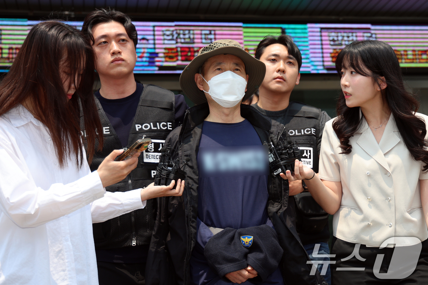 (시흥=뉴스1) 황기선 기자 = 금전 문제로 갈등을 빚은 지인과 평소 앙심을 품었던 이웃 등 4명을 살상한 혐의로 체포된 피의자 차철남(56·중국 국적)이 27일 오전 경기 시흥경 …