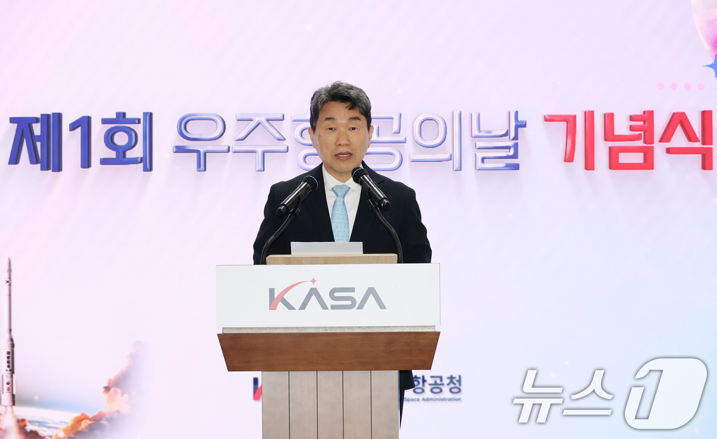 (서울=뉴스1) 임세영 기자 = 이주호 대통령 권한대행 부총리 겸 교육부 장관이 27일 경남 사천 우주항공청에서 열린 제1회 우주항공의 날 기념식에서 축사를 하고 있다. (교육부 …