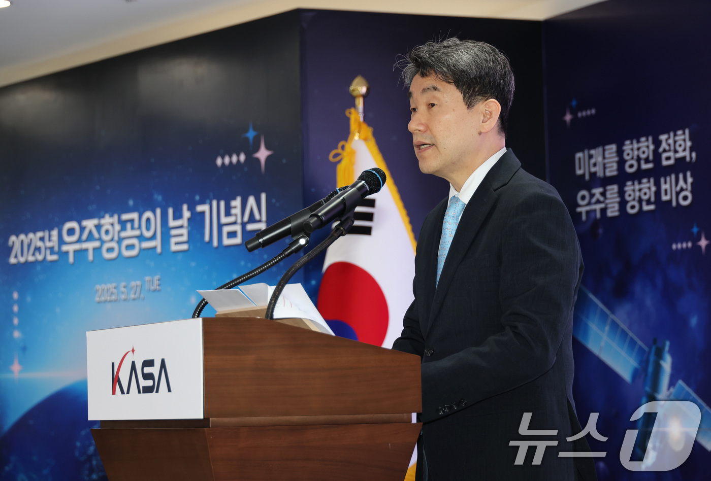 (서울=뉴스1) 임세영 기자 = 이주호 대통령 권한대행 부총리 겸 교육부 장관이 27일 경남 사천 우주항공청에서 열린 제1회 우주항공의 날 기념식에서 축사를 하고 있다. (교육부 …