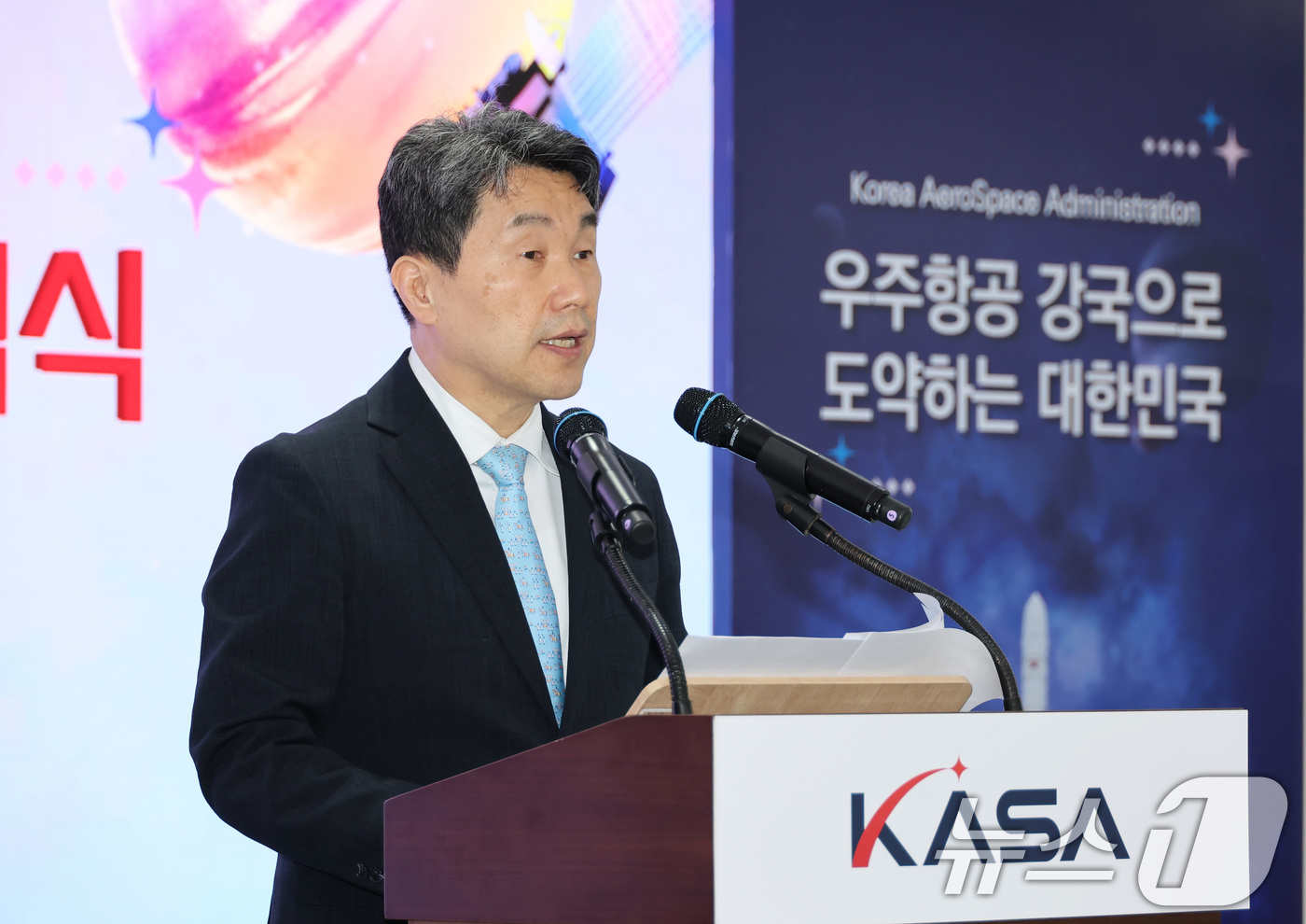 (서울=뉴스1) 임세영 기자 = 이주호 대통령 권한대행 부총리 겸 교육부 장관이 27일 경남 사천 우주항공청에서 열린 제1회 우주항공의 날 기념식에서 축사를 하고 있다. (교육부 …