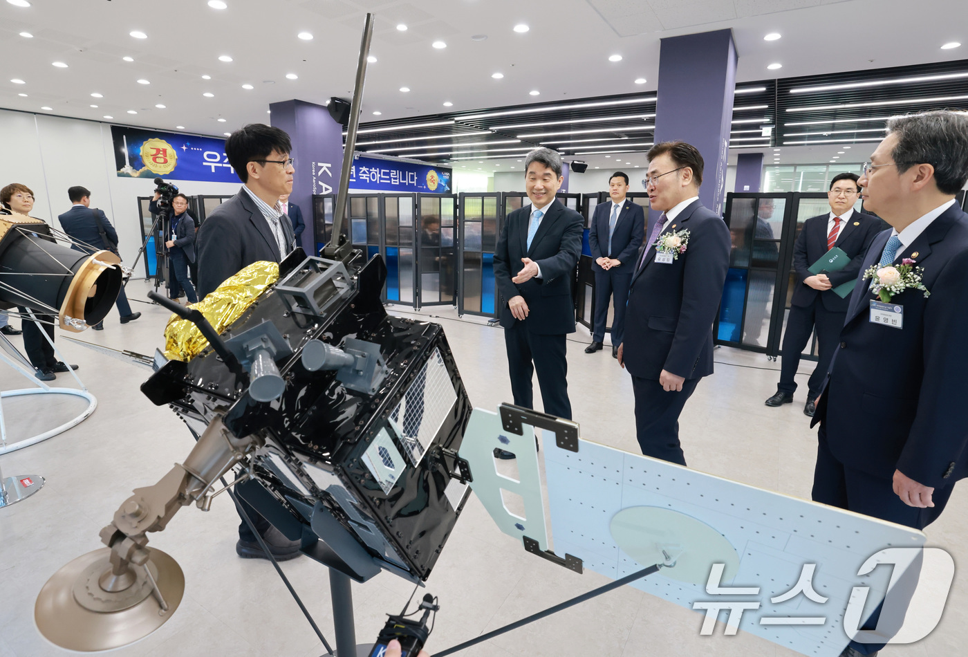 (서울=뉴스1) 임세영 기자 = 이주호 대통령 권한대행 부총리 겸 교육부 장관이 27일 경남 사천 우주항공청에서 열린 제1회 우주항공의 날 기념식에서 대한민국 달 궤도선 '다누리' …