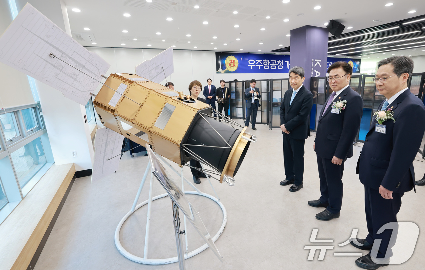 (서울=뉴스1) 임세영 기자 = 이주호 대통령 권한대행 부총리 겸 교육부 장관이 27일 경남 사천 우주항공청에서 열린 제1회 우주항공의 날 기념식에서 다목적실용위성 7호 모형을 유 …