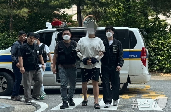 (인천=뉴스1) 박소영 기자 = 마약류관리법 위반 혐의를 받는 신남성연대 간부 A 씨(35·남)가 27일 오후 인천 미추홀구 인천지법 영장 심사장에 구속 전 피의자 심문(영장실질심 …