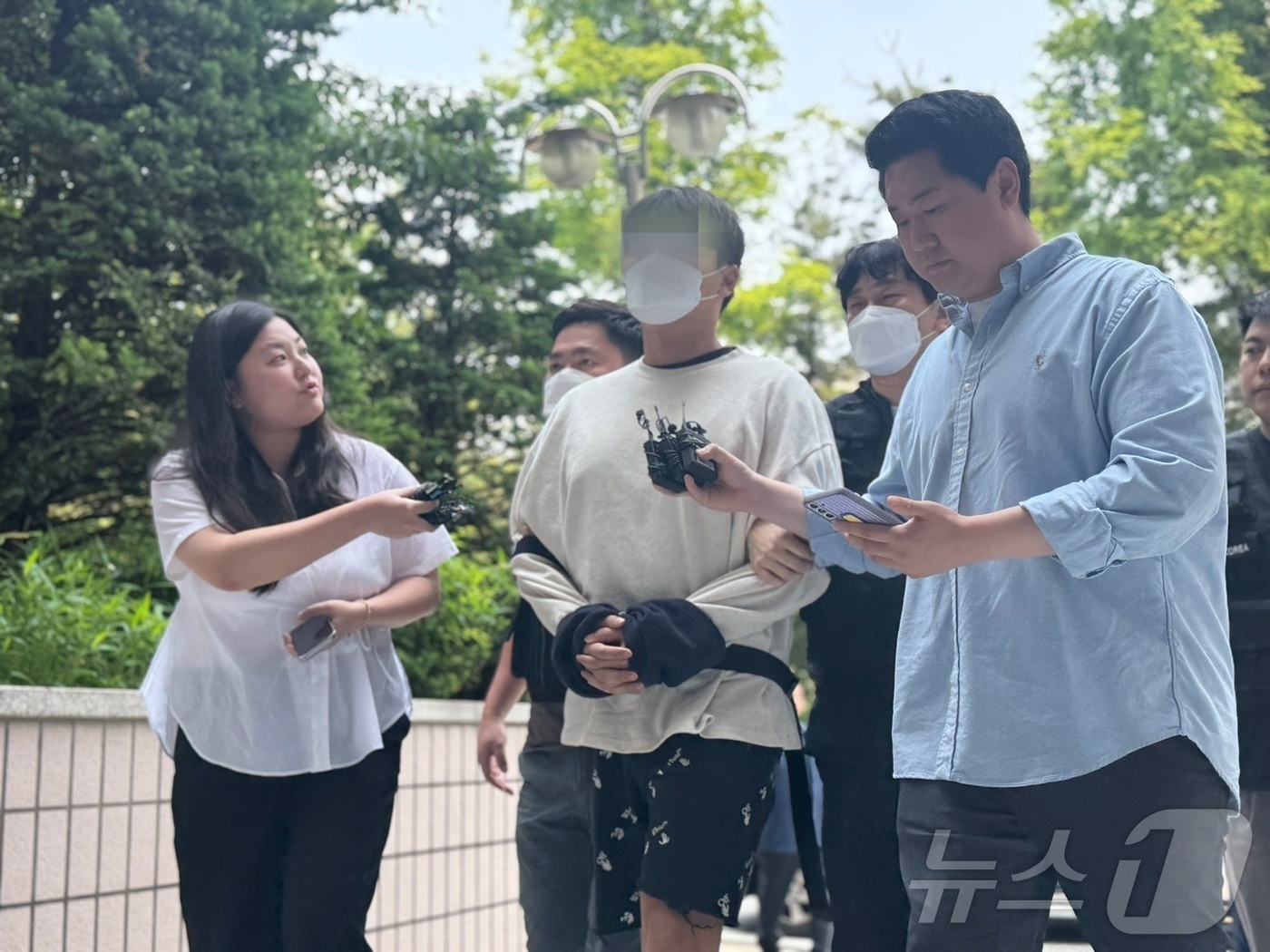 (인천=뉴스1) 박소영 기자 = 마약류관리법 위반 혐의를 받는 신남성연대 간부 A 씨(35·남)가 27일 오후 인천 미추홀구 인천지법 영장 심사장에 구속 전 피의자 심문(영장실질심 …