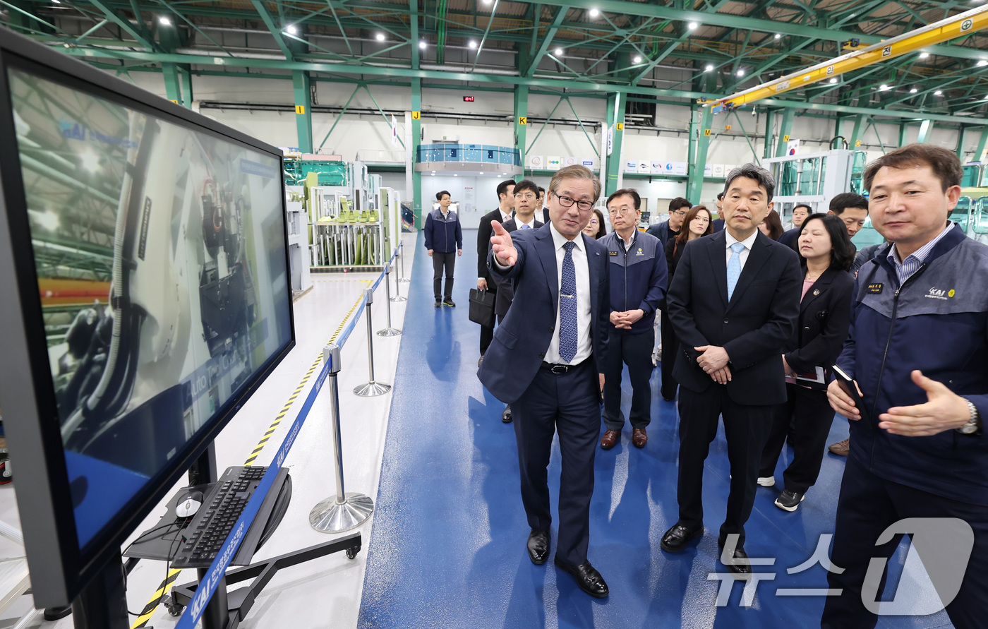 (서울=뉴스1) 임세영 기자 = 이주호 대통령 권한대행 부총리 겸 교육부 장관이 27일 경남 사천 한국항공우주산업(KAI)을 찾아 시설을 둘러보고 있다. (교육부 제공, 재판매 및 …