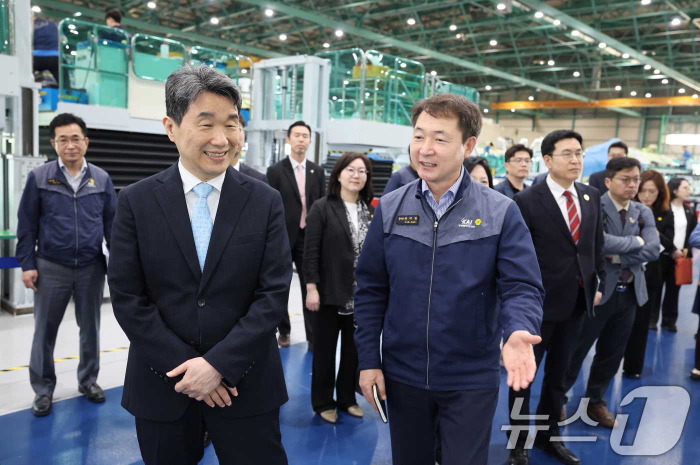 (서울=뉴스1) 임세영 기자 = 이주호 대통령 권한대행 부총리 겸 교육부 장관이 27일 경남 사천 한국항공우주산업(KAI)을 찾아 시설을 둘러보고 있다. (교육부 제공, 재판매 및 …