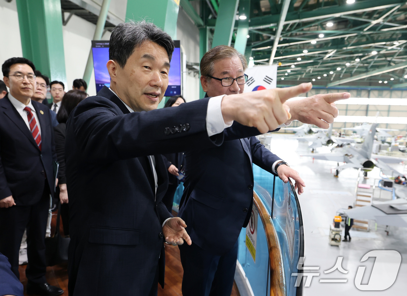 (서울=뉴스1) 임세영 기자 = 이주호 대통령 권한대행 부총리 겸 교육부 장관이 27일 경남 사천 한국항공우주산업(KAI)을 찾아 시설을 둘러보고 있다. (교육부 제공, 재판매 및 …