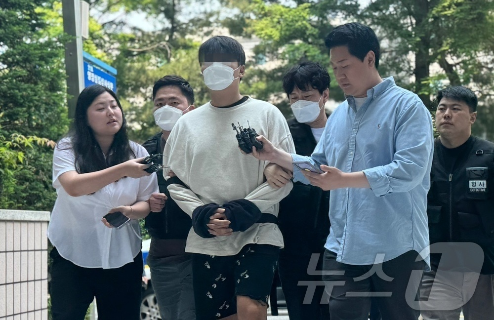 (인천=뉴스1) 박소영 기자 = 마약류관리법 위반 혐의를 받는 신남성연대 간부 A 씨(35·남)가 27일 오후 인천 미추홀구 인천지법 영장 심사장에 구속 전 피의자 심문(영장실질심 …