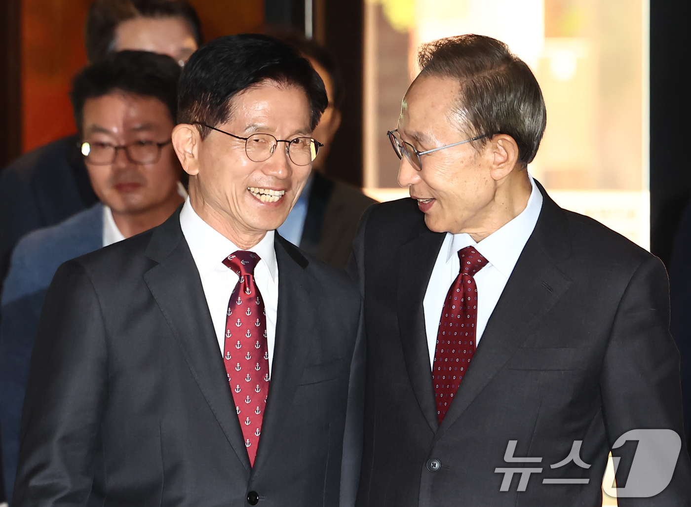 (서울=뉴스1) 김민지 기자 = 김문수 국민의힘 대통령 후보와 이명박 전 대통령이 27일 서울 여의도의 한 호텔에서 회동하고 있다. 2025.5.27/뉴스1