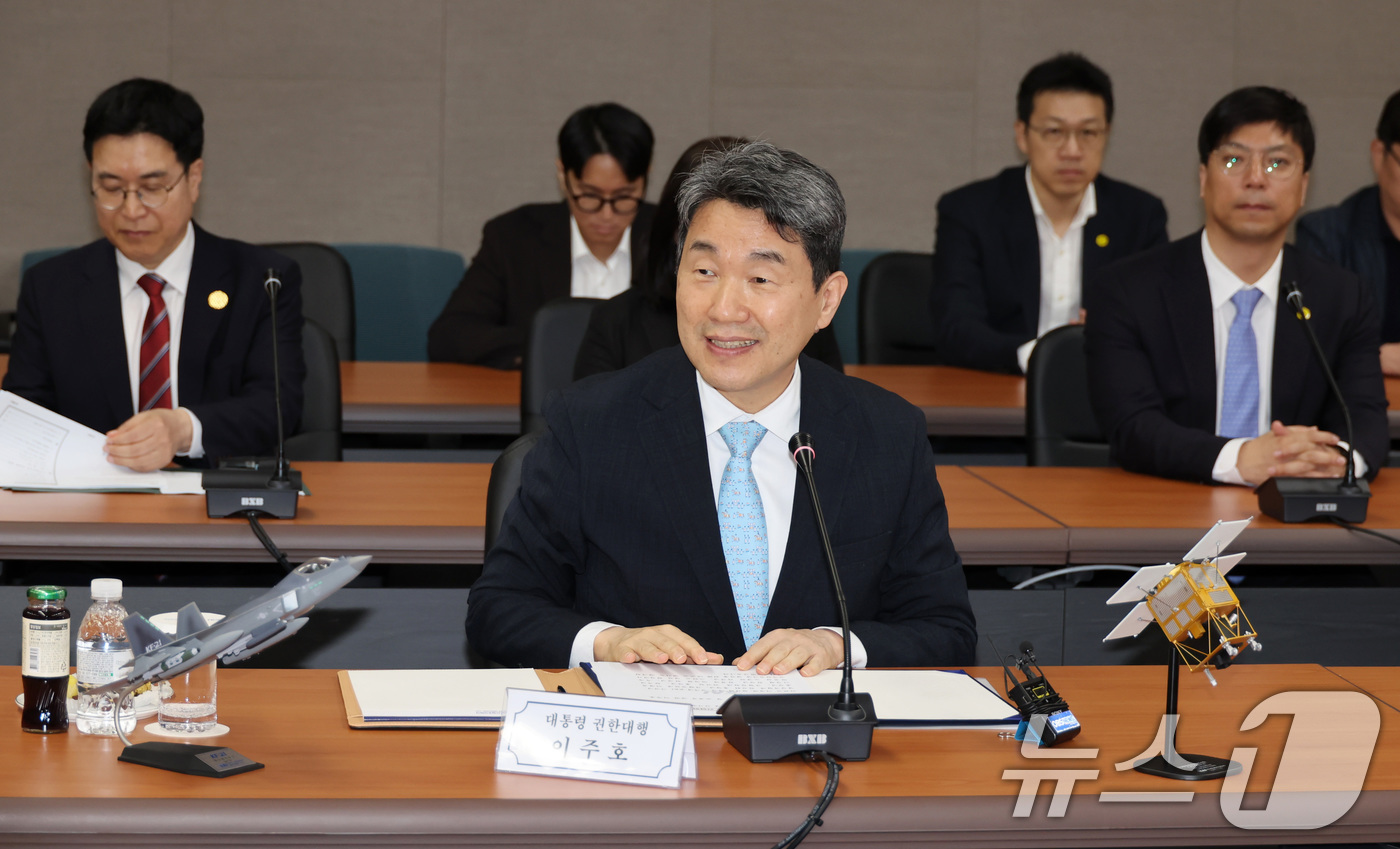 (서울=뉴스1) 임세영 기자 = 이주호 대통령 권한대행 부총리 겸 교육부 장관이 27일 경남 사천 한국항공우주산업(KAI)에서 열린 우주항공산업 간담회에서 인사말을 하고 있다. …