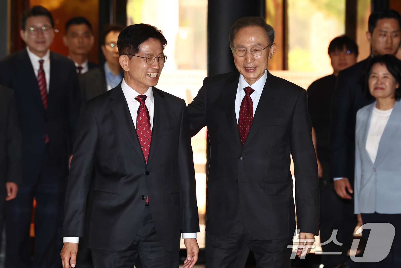 (서울=뉴스1) 김민지 기자 = 김문수 국민의힘 대통령 후보와 이명박 전 대통령이 27일 서울 여의도의 한 호텔에서 회동하고 있다. 2025.5.27/뉴스1