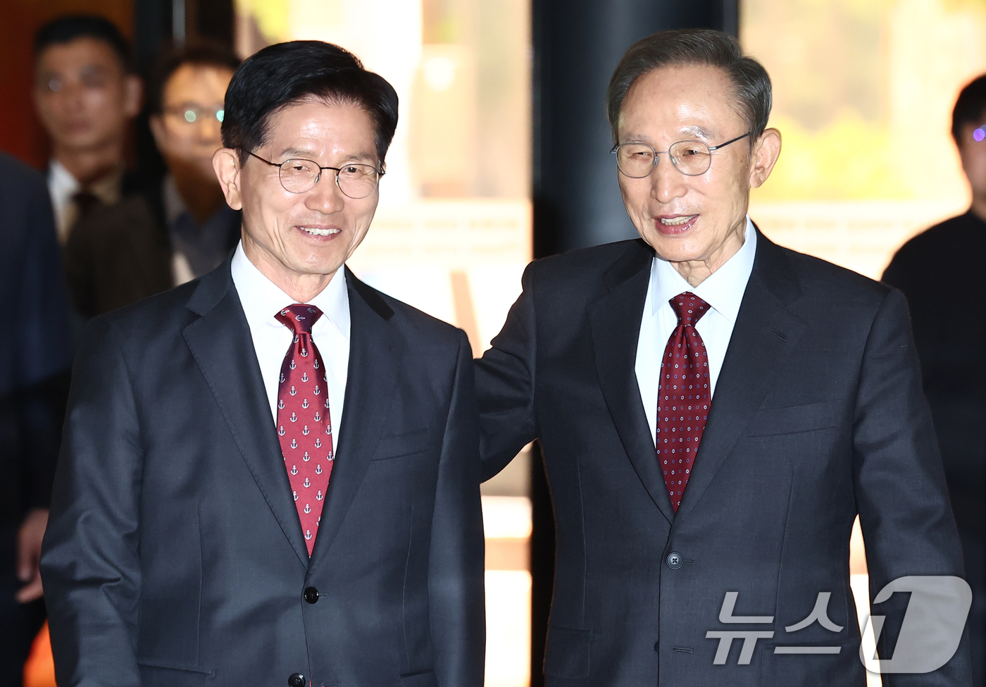 (서울=뉴스1) 김민지 기자 = 김문수 국민의힘 대통령 후보와 이명박 전 대통령이 27일 서울 여의도의 한 호텔에서 회동하고 있다. 2025.5.27/뉴스1