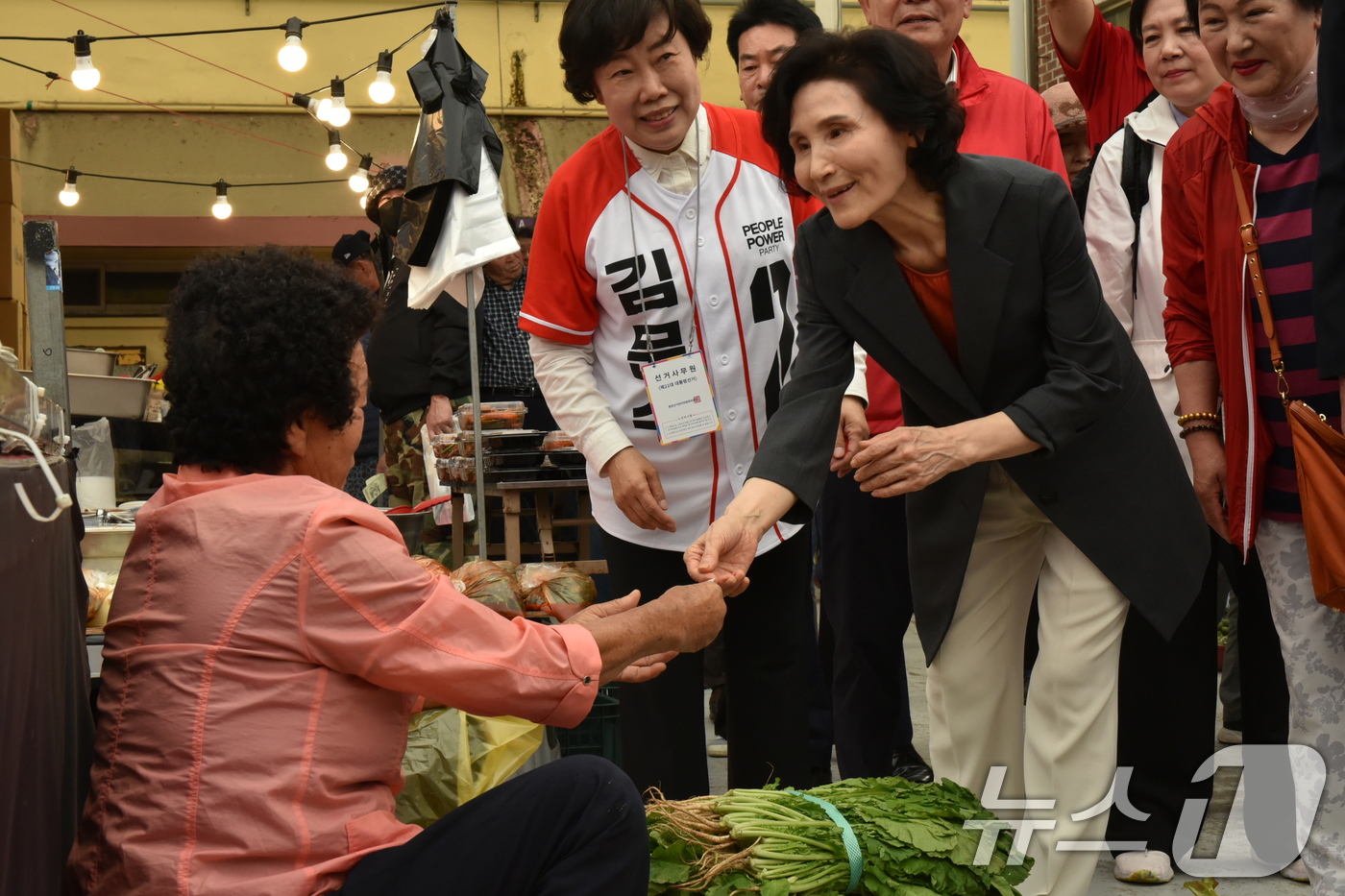 (순천=뉴스1) 김동수 기자 = 김문수 국민의힘 대통령 후보의 아내인 설난영 여사가 27일 호남 최대 재래시장인 전남 순천시 풍덕동 아랫장을 찾아 시민과 인사하고 있다.  2025 …