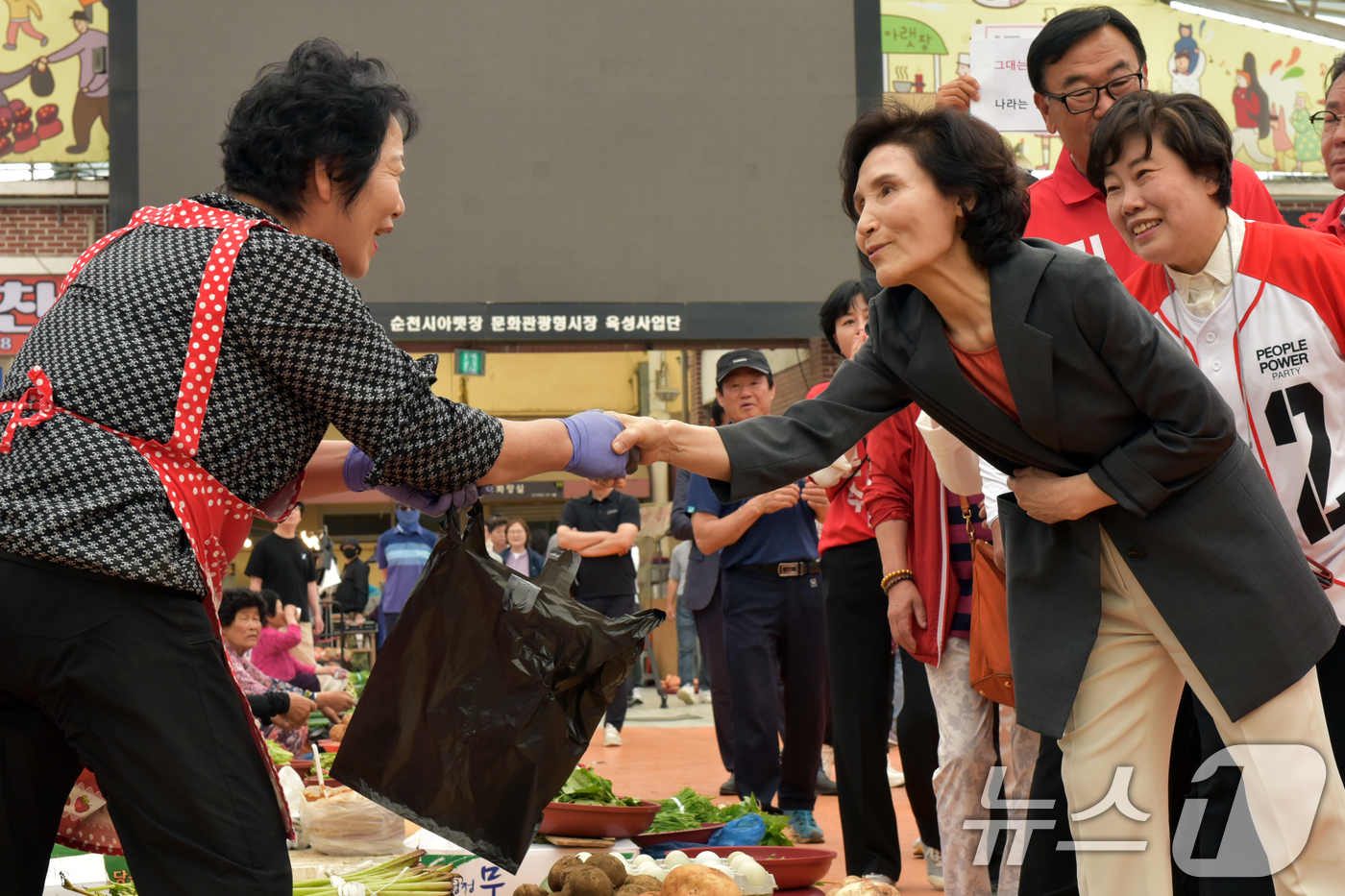 (순천=뉴스1) 김동수 기자 = 김문수 국민의힘 대통령 후보의 아내인 설난영 여사가 27일 호남 최대 재래시장인 전남 순천시 풍덕동 아랫장을 찾아 상인과 인사하고 있다.  2025 …