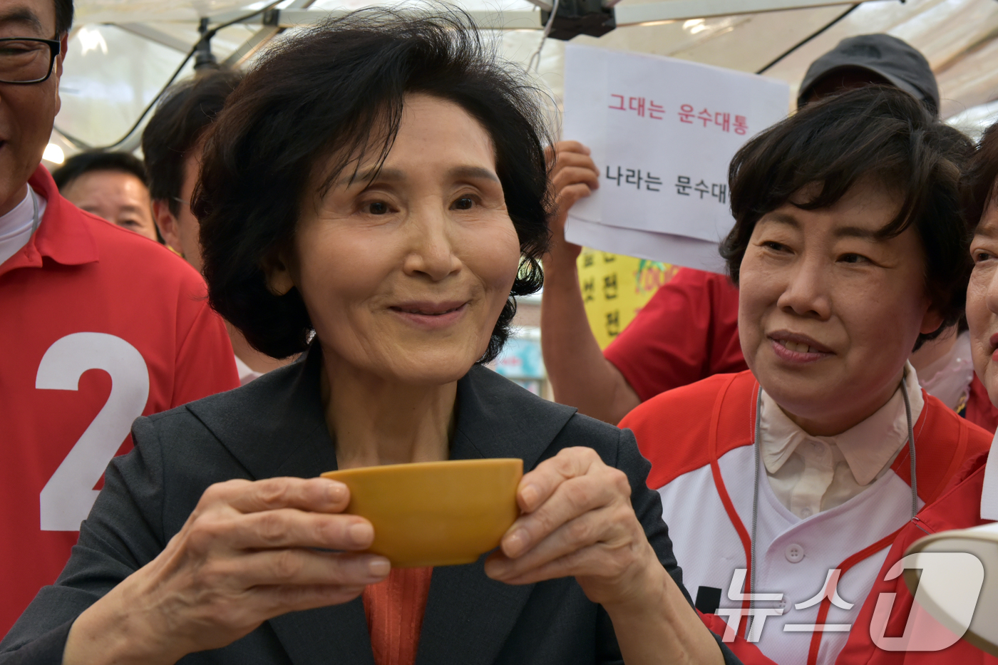 (순천=뉴스1) 김동수 기자 = 김문수 국민의힘 대통령 후보의 아내인 설난영 여사가 27일 호남 최대 재래시장인 전남 순천시 풍덕동 아랫장을 찾아 시장 음식을 맛보고 있다.  20 …