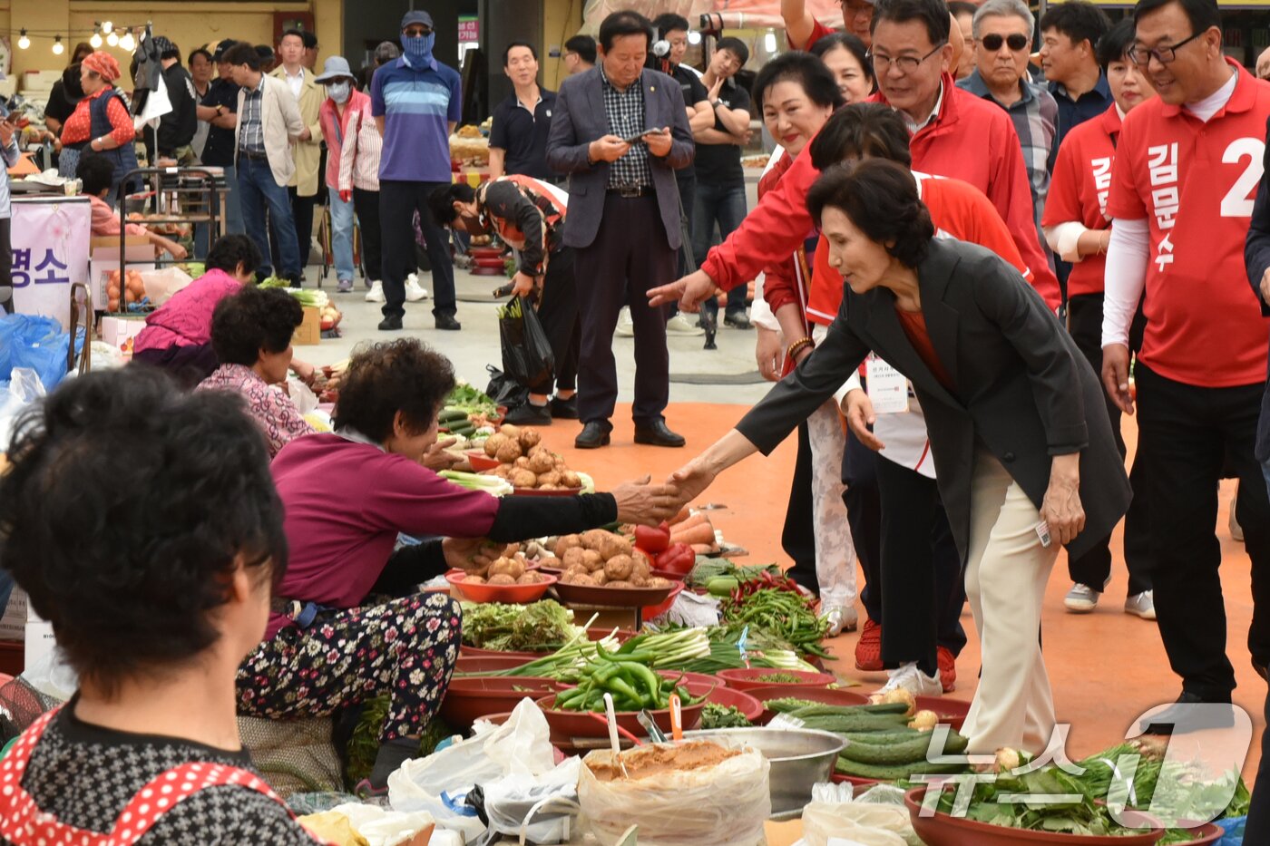 본문 이미지 - 김문수 국민의힘 대통령 후보의 아내인 설난영 여사가 27일 호남 최대 재래시장인 전남 순천시 풍덕동 아랫장을 찾아 상인과 인사하고 있다. 2025.5.27/뉴스1 ⓒ News1 김동수 기자