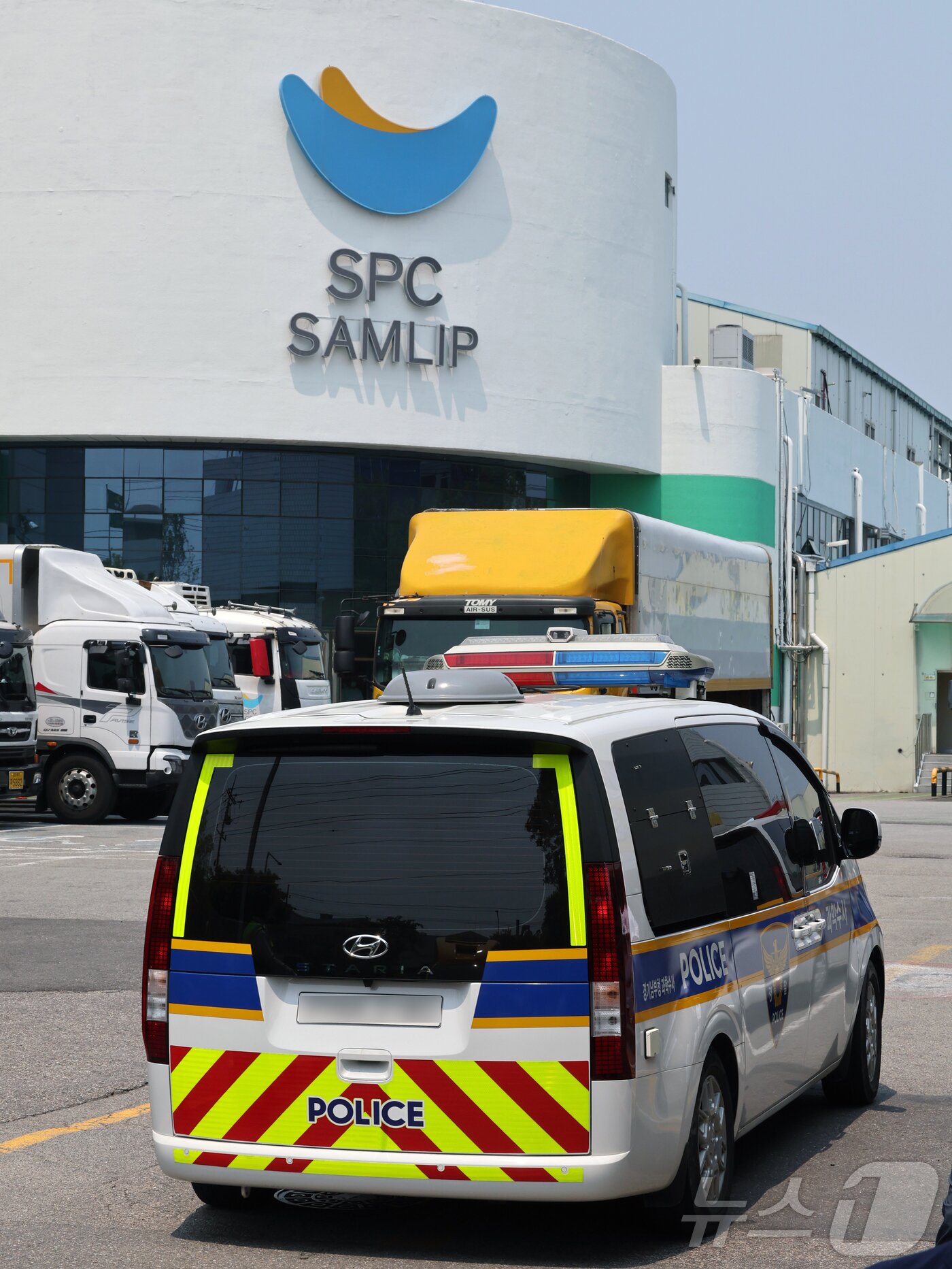 본문 이미지 - 27일 오후 경기 시흥시 SPC삼립 시화공장에서 경찰차량이 근로자 안전 사고 관련 합동 감식을 위해 이동하고 있다. 2025.5.27/뉴스1 ⓒ News1 황기선 기자