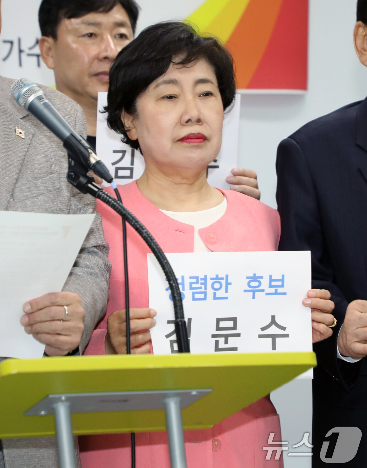 본문 이미지 - 조배숙 국민의힘 국민통합위원장과 광주·전남 지역 22개 시민단체 연합인 국가수호국민연합 인사들이 27일 광주시의회 시민소통실에서 기자회견을 열고 김문수 국민의힘 대통령 후보 지지 선언을 하고 있다. 2025.5.27/뉴스1 ⓒ News1 이수민 기자