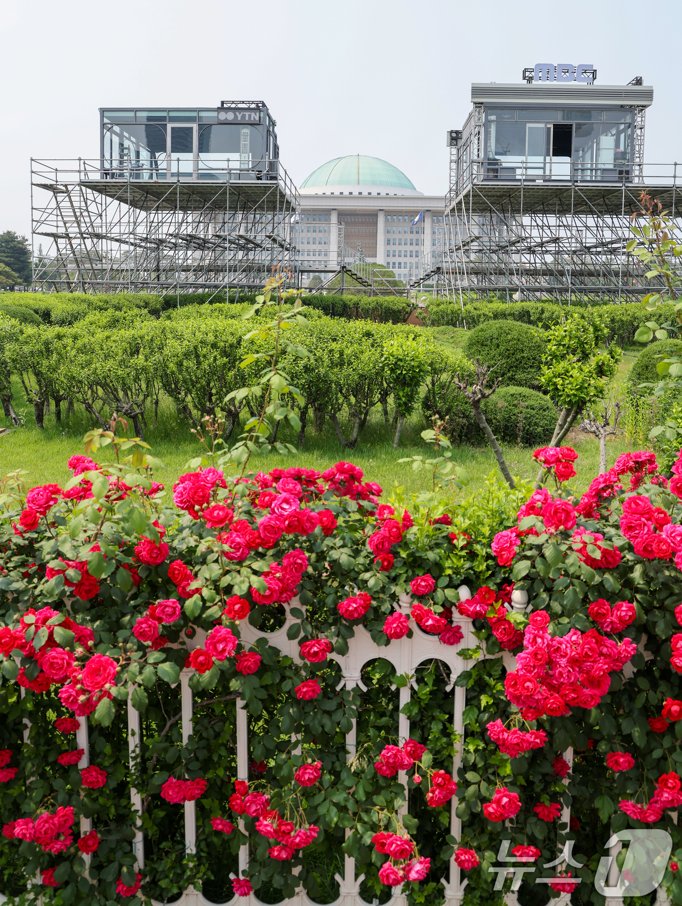 (서울=뉴스1) 안은나 기자 = 제21대 대통령 선거를 일주일 앞둔 27일 서울 여의도 국회에 방송사 생중계 부스가 마련돼 있다. 2025.5.27/뉴스1