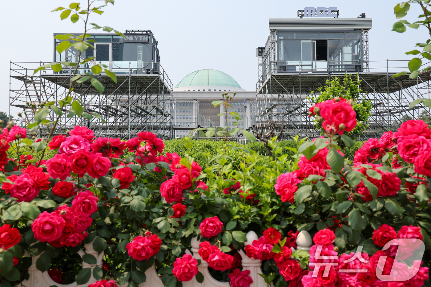 (서울=뉴스1) 안은나 기자 = 제21대 대통령 선거를 일주일 앞둔 27일 서울 여의도 국회에 방송사 생중계 부스가 마련돼 있다. 2025.5.27/뉴스1